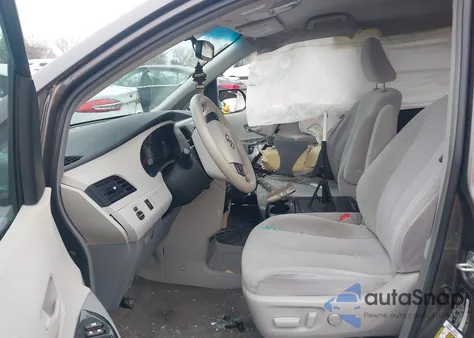 2013 Toyota Sienna Le V6 8 Passenger z USA, uszkodzony, nr VIN 5TDKK3DC9DS390799